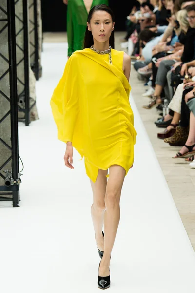 Look 16